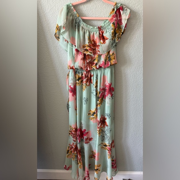 Off the shoulder summer dress. - Picture 5 of 8